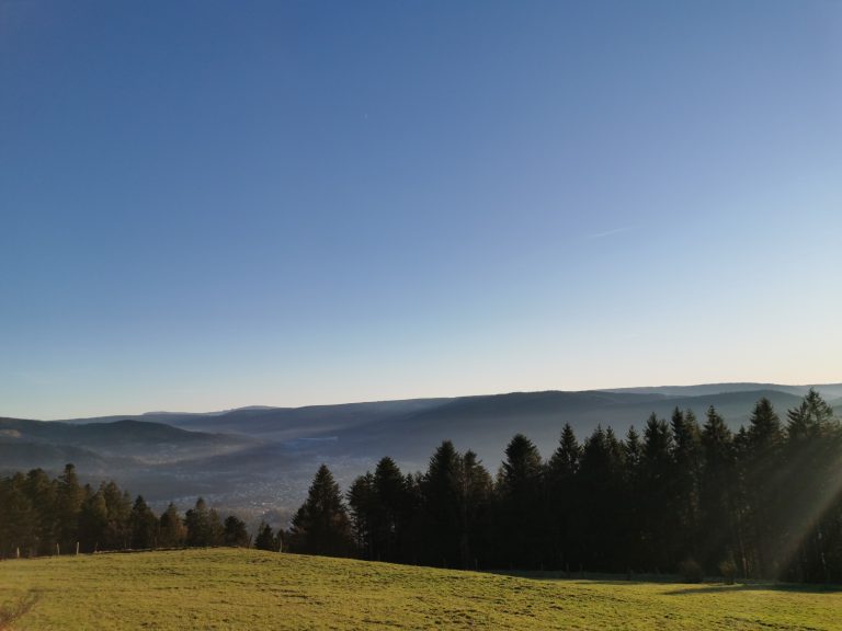 l'horizon sur les montagnes et ciel bleu