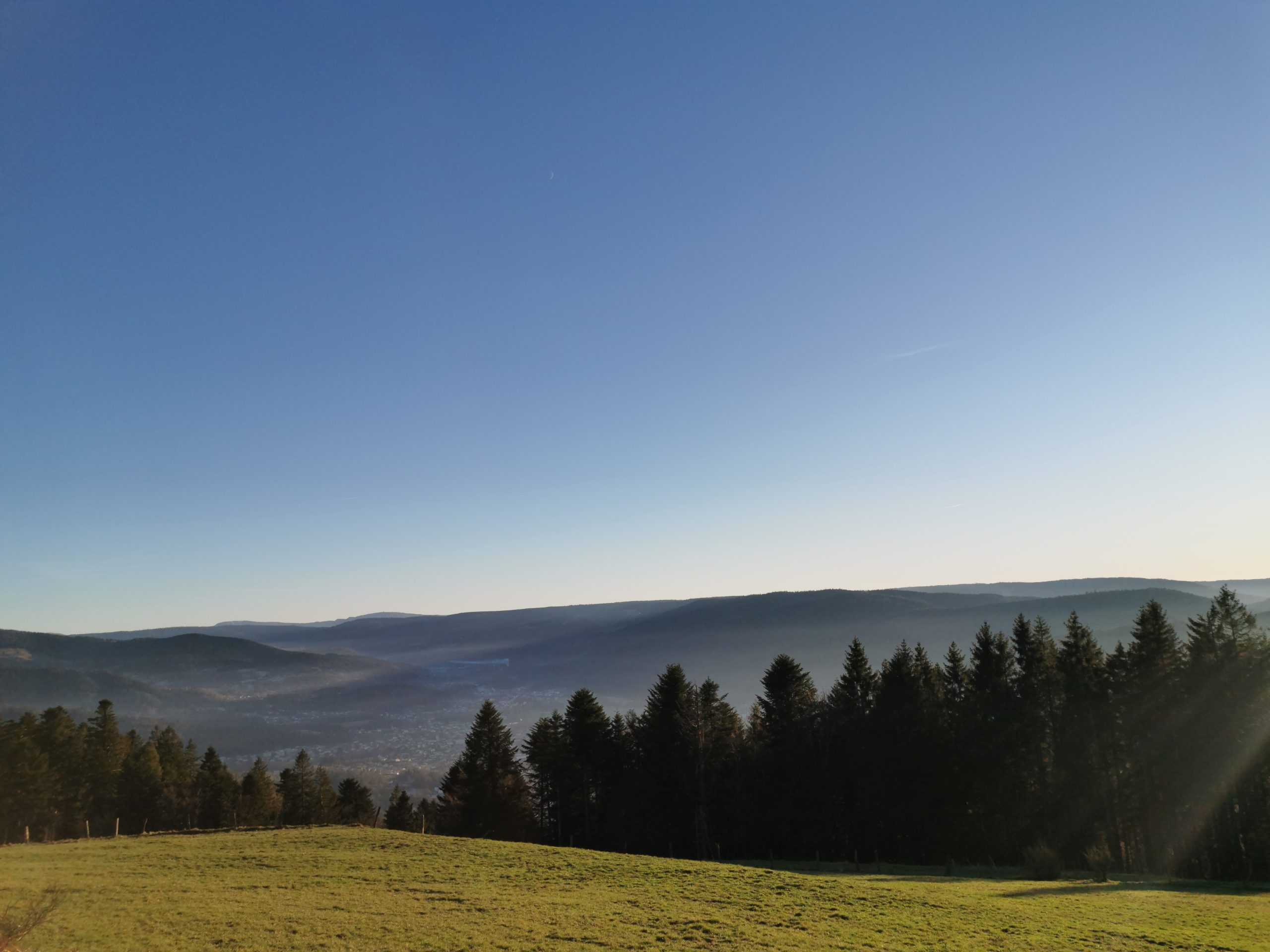 l'horizon sur les montagnes et ciel bleu